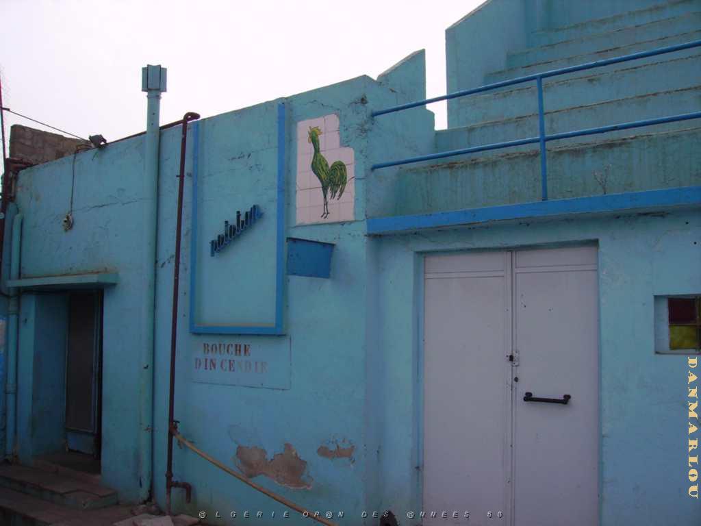 ORAN PISCINE DU GALLIA LE COQ EST TOUJOURS LA.JPG